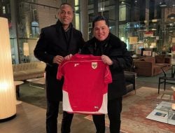 Erick Thohir Perkenalkan Jersey Terbaru Timnas Indonesia ke Patrick Kluivert, Sampaikan Harapan Besar Berlaga di Pentas Dunia