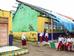 Tiga Tahun Tanpa Atap, Murid SD di Takalar Terpaksa Belajar di Bawah Tenda