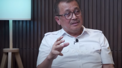 Mantan Wakil Kepala Kepolisian Republik Indonesia (Wakapolri), Komjen (Purn) Oegroseno, menyoroti adanya dugaan pelanggaran hukum dalam proyek pemagaran laut sepanjang lebih dari 30 km. 
