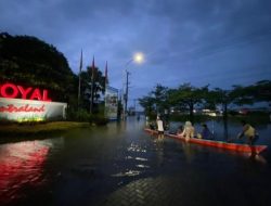 Banjir hingga Pinggang Orang Dewasa Rendam Ruas Jalan Moncongloe Depan Royal Sentraland BTP