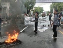 Oke Gas Tagar Indonesia Gelap Bergema di Aksi Mahasiswa Makassar, Mahasiswa: Efisiensi Untuk Irit, Masyarakat Menjerit