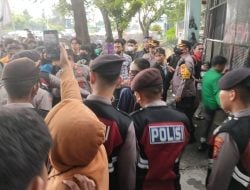 Demo Indonesia Gelap Terus Bergulir, Mahasiswa di Makassar Bersitegang dengan Polisi