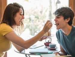 5 Zodiak Paling Manja yang Bikin Pasangan Makin Jatuh Cinta
