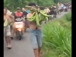 Curi Pisang demi Makan Sang Adik, Remaja di Pati Diarak Warga, Netizen Lapor ke Prabowo