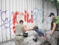 Tak Hanya di Medan dan Malang, Aksi Vandalisme “Adili Jokowi” Juga Ditemukan di 24 Titik di Surabaya