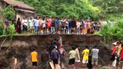 Akses jalan dan jembatan di Kecamatan Ambalawi, Kabupaten Bima, Nusa Tenggara Barat (NTB) terputus akibat banjir bandang yang terjadi sejak Ahad (2/2/2025) sore hingga malam. ANTARA/Ady Ardiansah