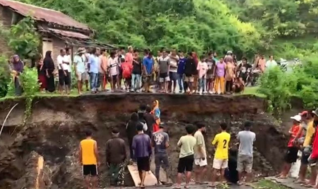 Akses jalan dan jembatan di Kecamatan Ambalawi, Kabupaten Bima, Nusa Tenggara Barat (NTB) terputus akibat banjir bandang yang terjadi sejak Ahad (2/2/2025) sore hingga malam. ANTARA/Ady Ardiansah
