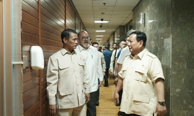 Presiden RI Prabowo Subianto didampingi Menteri Pertahanan Sjafrie Sjamsoeddin bertemu dengan Menteri Pertanian Andi Amran Sulaiman di Kompleks Kementerian Pertanian, Jakarta Selatan, Senin (3/2/2025). ANTARA/HO-Biro Humas dan Informasi Kementerian Pertanian