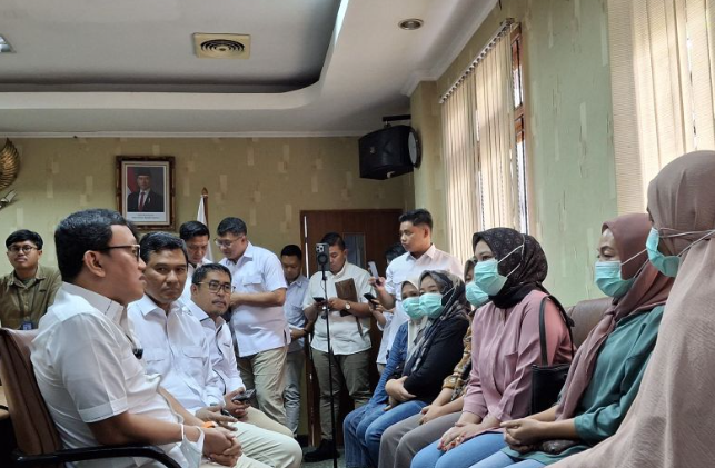 Menteri P2MI Abdul Kadir Karding berbincang dengan tujuh calon PMI non-prosedural yang berhasil diselamatkan di Balai Pelayanan Pelindungan Pekerja Migran Indonesia (BP3MI) Jakarta Timur, Selasa (4/1/2025). (ANTARA/Katriana)