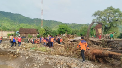 Petugas gabungan dan relawan bersiap melakukan penanganan di lokasi terdampak banjir bandang Desa Nanga Wera, Kabupaten Bima, Nusa Tenggara Barat, Selasa (4/2/2025). Pemerintah Provinsi Nusa Tenggara Barat menginstruksikan jajaran Organisasi Perangkat Daerah segera melakukan penanganan bencana banjir yang melanda Kecamatan Ambalawi dan Wera di Kabupaten Bima pada Minggu (2/2) yang berdasarkan laporan BPBD NTB terdapat tiga desa yang terdampak di kedua kecamatan tersebut. ANTARA FOTO/Ady Ardiansah/nz