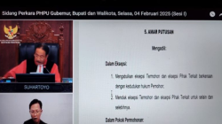 Ketua Majelis Hakim Mahmakah Konstitusi (MK) Suhartoyo (kiri) membacakan putusan sengketa Persellisihan Hasil Pemilihan (PHP) Pilkada Kabupaten Toraja Utara 2024 di Gedung MK yang dipantau melalui Live Daring Youtube di Makassar, Sulawesi Selatan, Selasa (4/2/2025). ANTARA/Darwin Fatir.