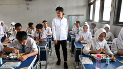 Wakil Presiden Gibran Rakabuming Raka saat meninjau penerapan program Makan Bergizi Gratis di SMPN 11 Depok, Jawa Barat, Selasa (4/2/2025). (ANTARA/HO-Setwapre)