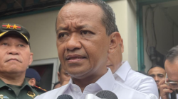 Menteri Energi dan Sumber Daya Mineral (ESDM) Bahlil Lahadalia memberi keterangan setelah melakukan sidak pangkalan LPG 3 kg di wilayah Palmerah, Jakarta, Selasa (4/2/2025). (ANTARA/Putu Indah Savitri)