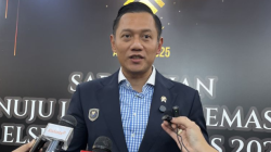 Menteri Koordinator Bidang Infrastruktur dan Pembangunan Kewilayahan (Menkoinfra) RI Agus Harimurti Yudhoyono saat menanggapi pertanyaan awak media di Antara Heritage Center, Pasar Baru, Jakarta, Rabu (5/2/2025). (ANTARA/Arnidhya Nur Zhafira)