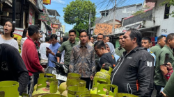 Wakil Presiden Gibran Rakabuming Raka saat mengunjungi salah satu pangkalan gas Elpiji 3 Kg di kawasan Pasar Manggis, Setiabudi, Jakarta Selatan, Rabu (5/2/2025). (ANTARA/HO-Setwapres)