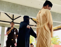 Lima Terpidana Judi Online di Aceh Barat Jalani Hukuman Cambuk