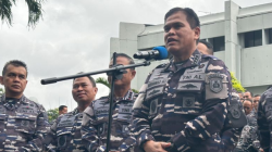 Kepala Staf TNI Angkatan Laut (KSAL) Laksamana TNI Muhammad Ali (kanan) dalam konferensi pers sebelum menghadiri Rapat Pimpinan TNI AL di Markas Besar TNI AL, Cilangkap, Jakarta Timur, Kamis (6/2/2025). (ANTARA/Rio Feisal)