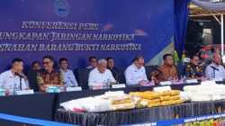 Deputi Pemberantasan BNN Irjen Pol. I Wayan Sugiri (tengah) dalam konferensi pers di Jakarta, Jumat (7/2/2025). (ANTARA/Agatha Olivia Victoria)