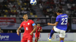 Pesepak bola Timnas Indonesia Dony Tri Pamungkas (kiri) berebut bola dengan pesepak bola Timnas Kamboja Phoeuk Thatthai (kanan) pada penyisihan Grup A Piala ASEAN U-19 Boys Championship atau AFF U-19 di Stadion Gelora Bung Tomo, Surabaya, Jawa Timur, Sabtu (20/7/2024). ANTARA FOTO/Moch Asim/Spt.
