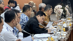 Menteri BUMN Erick Thohir (pakaian hitam) dalam Rapat Kerja dengan Komisi VI DPR RI di Senayan, Jakarta, Kamis (13/2/2025). (ANTARA/Putu Indah Savitri)