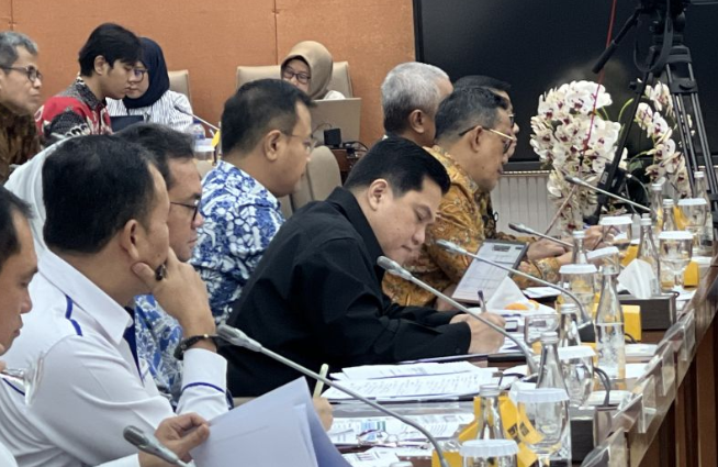 Menteri BUMN Erick Thohir (pakaian hitam) dalam Rapat Kerja dengan Komisi VI DPR RI di Senayan, Jakarta, Kamis (13/2/2025). (ANTARA/Putu Indah Savitri)