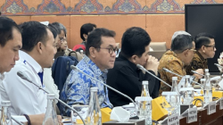 Menteri Perdagangan Budi Santoso (batik biru) dalam Rapat Kerja dengan Komisi VI DPR RI di Senayan, Jakarta, Kamis (13/2/2025). (ANTARA/Putu Indah Savitri)