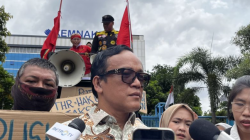 Wakil Menteri Ketenagakerjaan (Wamenaker) Immanuel Ebenezer Gerungan saat menanggapi pertanyaan awak media di Kantor Kementerian Ketenagakerjaan (Kemnaker) RI di Jakarta, Senin (17/2/2025). (ANTARA/Arnidhya Nur Zhafira)