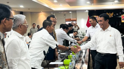 Menteri Pertanian Andi Amran Sulaiman (kanan) menyalami tamu undangan Rapat Koordinasi Terbatas di Kantor Kementan Jakarta, Senin (17/2/2025). ANTARA/Harianto