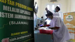 Ilustrasi: Petugas laboratorium Lembaga Pengkajian Pangan, Obat-obatan dan Kosmetika Majelis Permusyawaratan Ulama (MPU) Aceh memeriksa produk kosmetik dan benda berbahan kulit di Aceh Besar, Aceh. ANTARA FOTO/Irwansyah Putra/rwa.