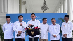 Menteri Koordinator Bidang Infrastruktur dan Pembangunan Kewilayahan Agus Harimurti Yudhoyono (AHY) saat menyampaikan keterangan di kompleks Istana Kepresidenan, Jakarta, Selasa (18/2/2025). (ANTARA/Fathur Rahman)