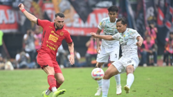 Pesepak bola Persija Jakarta Marco Simic (kiri) menendang bola yang coba di blok pesepak bola Persib Bandung Adam Alis (kanan) dalam laga lanjutan Liga 1 di Stadion Patriot Candrabhaga, Bekasi, Jawa Barat, Minggu (16/2/2025) ANTARA FOTO/Akbar Nugroho Gumay/Spt (ANTARA FOTO/AKBAR NUGROHO GUMAY)
