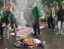 Mahasiswa Gelar Aksi “Indonesia Gelap” di Patung Kuda, Kritik Efisiensi Anggaran