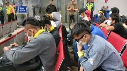 Sebanyak 46 orang korban tindak pidana perdagangan orang (TPPO) dipulangkan melalui penerbangan Bandara Internasional Soekarno-Hatta, Tangerang, Banten pada Kamis (20/2) malam. (ANTARA/Azmi Samsul Maarif)