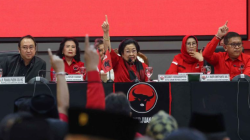 Ketua Umum PDI Perjuangan Megawati Soekarnoputri (tengah) didampingi putranya yang juga Ketua DPP PDIP Bidang Ekonomi Kreatif dan Ekonomi Digital M Prananda Prabowo (kiri) dan Sekjen PDIP Hasto Kristyanto (kanan) memberi pengarahan kepada kader partai yang terpilih sebagai kepala daerah dalam Pilkada 2024 di Sekolah Partai PDIP, Lenteng Agung, Jakarta, Rabu (19/2/2025). ANTARA FOTO/Monang Sinaga/nym.