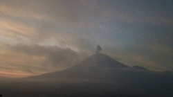 Gunung Semeru erupsi dengan letusan 900 meter di atas puncak pada Kamis (27/2/2025) malam. (ANTARA/HO-PVMBG)