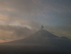 Gunung Semeru Erupsi, Kolom Letusan Capai 900 Meter di Atas Puncak
