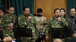Presiden RI Prabowo Subianto (kanan), Presiden ke-6 RI Susilo Bambang Yudhoyono (tengah), dan Presiden ke-7 RI Joko Widodo (kiri) bernyanyi bersama saat acara gala makan malam pada acara Retret Kepala Daerah dan Wakil Kepala Daerah 2025, di Akademi Militer Magelang, Jawa Tengah, Kamis (27/2/2025). (ANTARA/HO-Tim Media Presiden Prabowo)