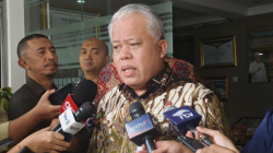 Kepala Pusat Penerangan Hukum (Kapuspenkum) Kejaksaan Agung Harli Siregar berbicara dengan awak media di Gedung Kejaksaan Agung, Jakarta, Jumat (28/2/2025). (ANTARA/Nadia Putri Rahmani)