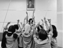Foto Gibran Dapat Jari Tengah dari Mahasiswa, John Sitorus: Itu Tidak Terjadi Kalau Wapresnya Kapabel