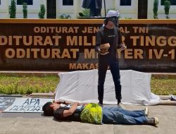 Keranda hingga Tradisi Bugis, Massa Aksi Kirim Pesan untuk Keadilan Kasus Dugaan Perselingkuhan Eks Dandim