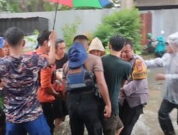 Banjir di Makassar Kian Parah, Tim SAR Evakuasi Lansia yang Terjebak