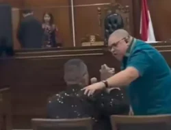 Razman Nasution Ngamuk hingga Hampiri Hotman Paris di Persidangan