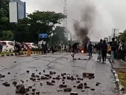 Demonstran Blokade Jalan Urip Sumoharjo Makassar, Lalu Lintas Lumpuh