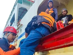 KM Sabuk Nusantara 110 Kandas akibat Air Surut, Basarnas Natuna Evakuasi Penumpang dengan Rubber Boat