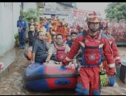 Rano Karno Dihujat Usai Naik Perahu Karet dan Pakai Pelampung Saat Banjir Selutut, PDIP Ikut Babak Belur