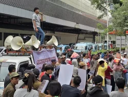 Mahasiswa Bertumbangan Dihajar Polisi saat Demo Tolak UU TNI, Gigin: Sementara Aktivis Senior Sibuk Cari Muka