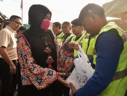 Wagub Fatmawati Rusdi Bagi-bagi Sembako di TPA Tamangapa