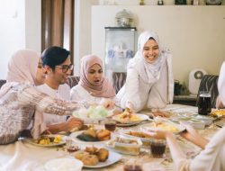 Begini Cara Jaga Berat Badan saat Lebaran, Nikmati Hidangan Tanpa Takut Timbangan Naik
