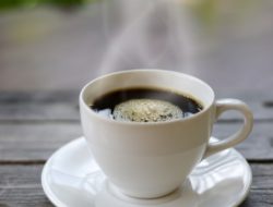 Hati-Hati! Kebiasaan Menyeruput Minuman Panas Bisa Berisiko Kanker Kerongkongan