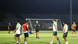Pelatih Persebaya Paul Munster (tengah) memberi instruksi kepada pemainnya saat latihan tim di Stadion Gelora 10 November Surabaya, Selasa (4/3/2025) malam. ANTARA/Naufal Ammar Imaduddin